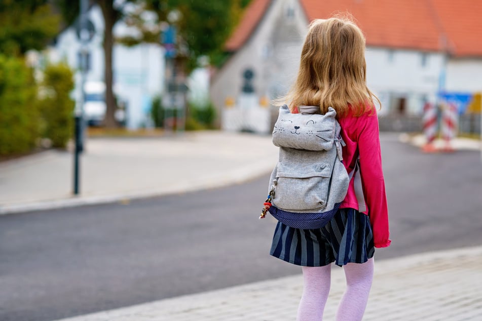 Eine Verwechslung führte in Miltitz zu Angst bei der Bevölkerung: Ein Autofahrer soll Kinder an Bushaltestellen beobachtet haben. (Symbolbild)
