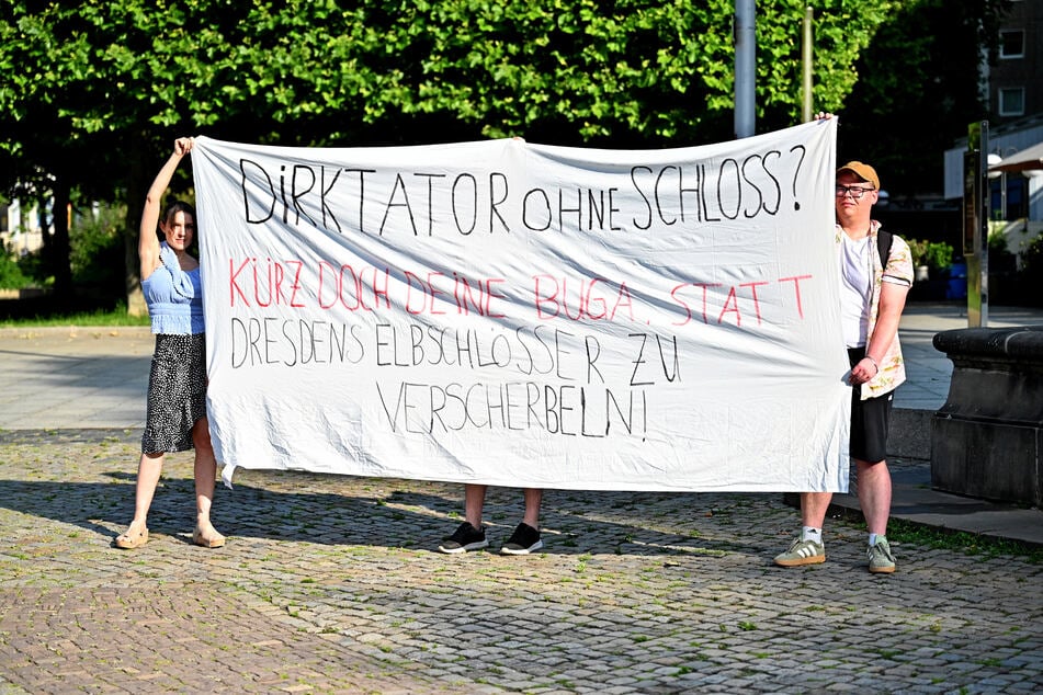 "Dirktator ohne Schloss?" Am Rande des OB-Termins am Goldenen Reiter protestierten die Jusos (Jungsozialisten) gegen die Verkaufspläne.