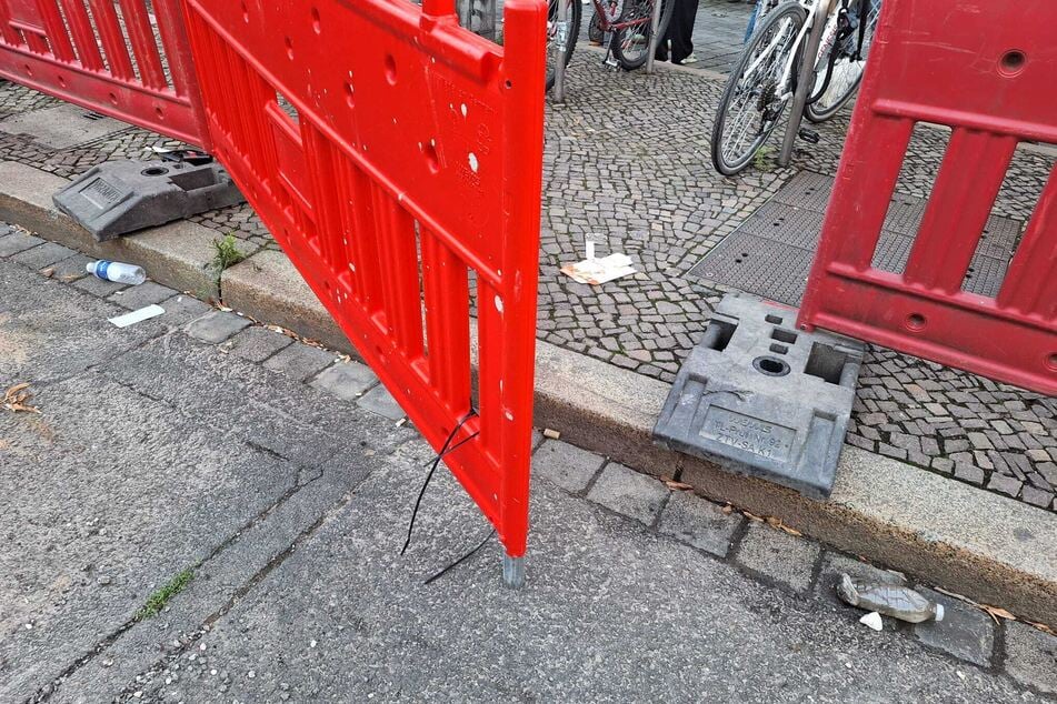 Die Bauzäune werden hierfür einfach zur Seite geschoben.