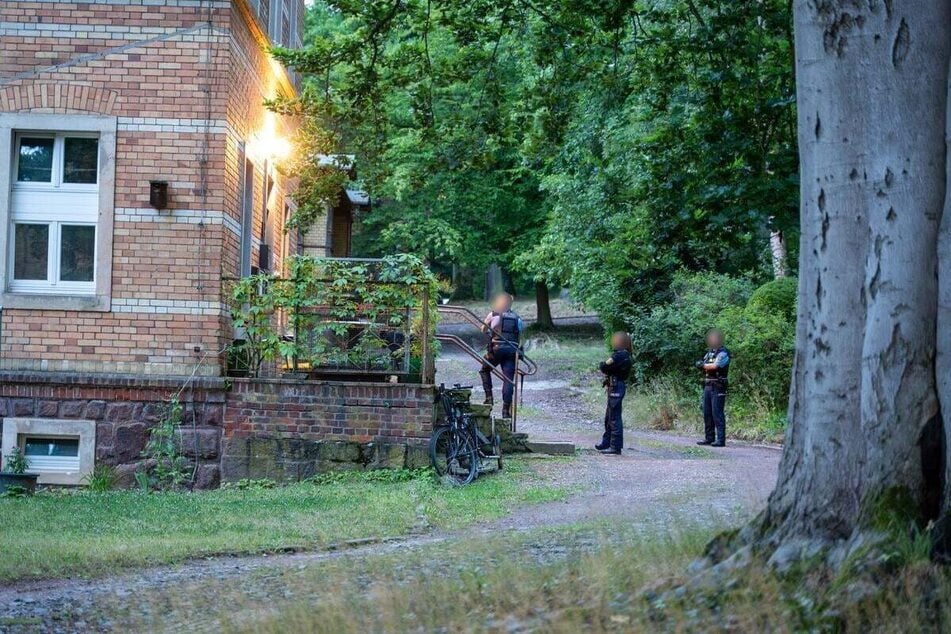 Polizeibeamte vor dem mutmaßlichen Tatort: Das Haus wurde am Mittwochmorgen auf Spuren untersucht.