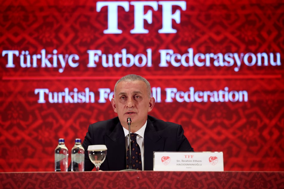 Ibrahim Haciosmanoglu, Präsident des Türkischen Fußballverbands, teilte die Schiri-Enthüllungen auf einer Pressekonferenz.