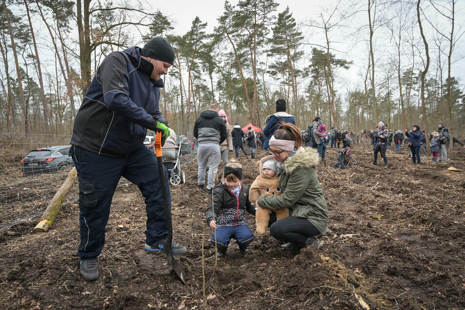 Nele (6), Isabell Ulendorf mit Nick (5 Monate) und Christoph Tänzer pflanzen Bäume im neuen "Geburtswald". Mit der Aktion will das Krankenhaus St. Elisabeth und St. Barbara in Halle ein neues Waldstück entstehen lassen.