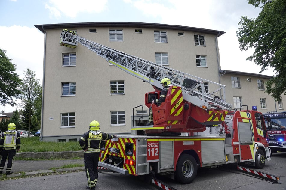 Über eine Drehleiter verschafften sich die Einsatzkräfte Zutritt zur Brandwohnung in der Franz-Wiesner-Straße.