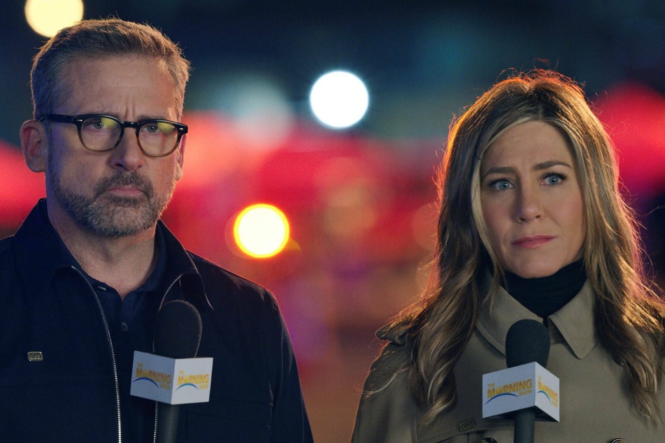 Steve Carell (l) and Jennifer Aniston (r) reprise their roles as Mitch Kessler and Alex Levy in the second season of The Morning Show.