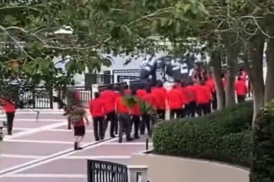Hitlergruß vor "Disney World": Neonazi-Mob marschiert durch Florida!