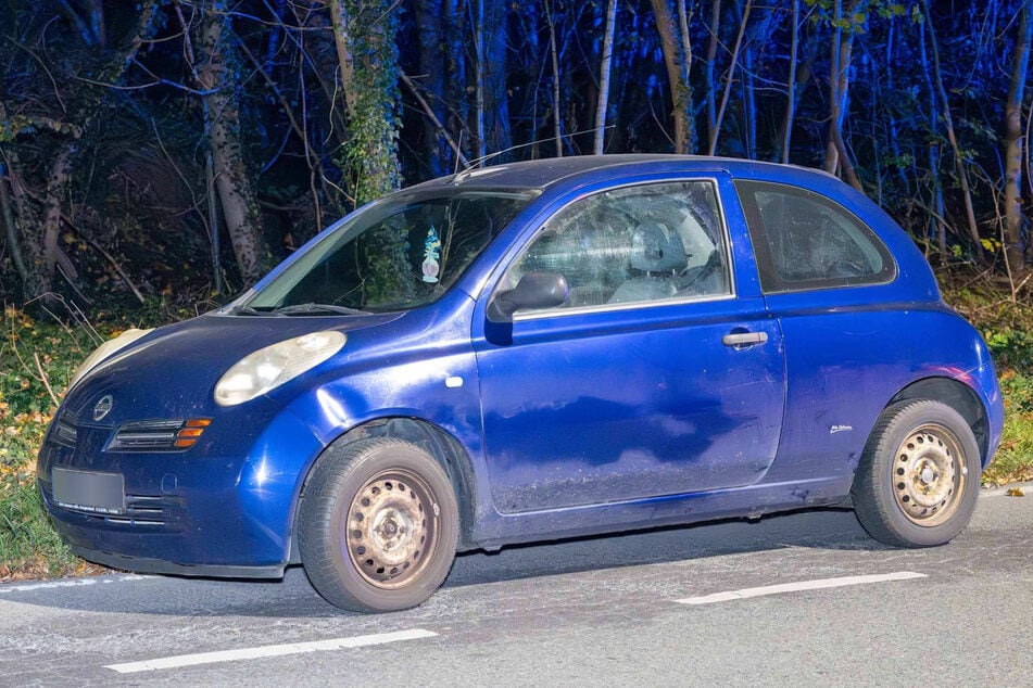 Nach dem Crash blieb am blauen Nissan nur eine Beule zurück.