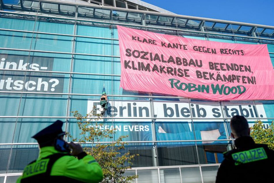 Berlin: Klima-Aktivisten besetzen Dach der CDU-Zentrale in Berlin