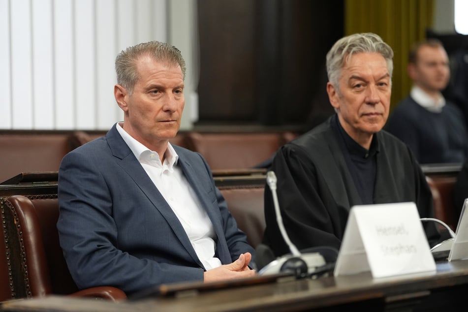 Stephan Hensel (51) am Dienstag zusammen mit seinem Familienanwalt Gerd Uecker (r).