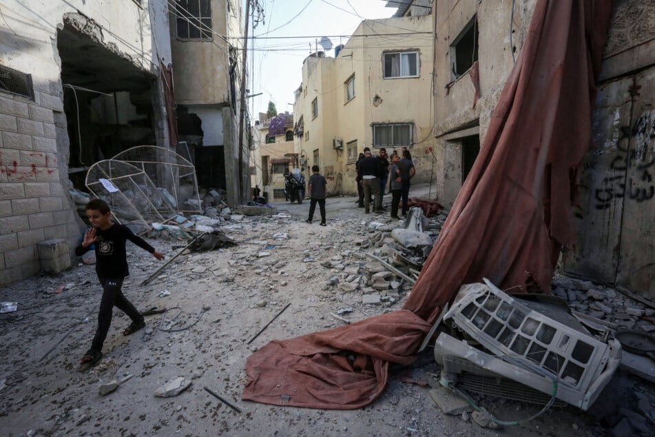 Palästinenser inspizieren die Schäden an einer Moschee nach israelischen Luftangriffen im Flüchtlingslager Dschenin.