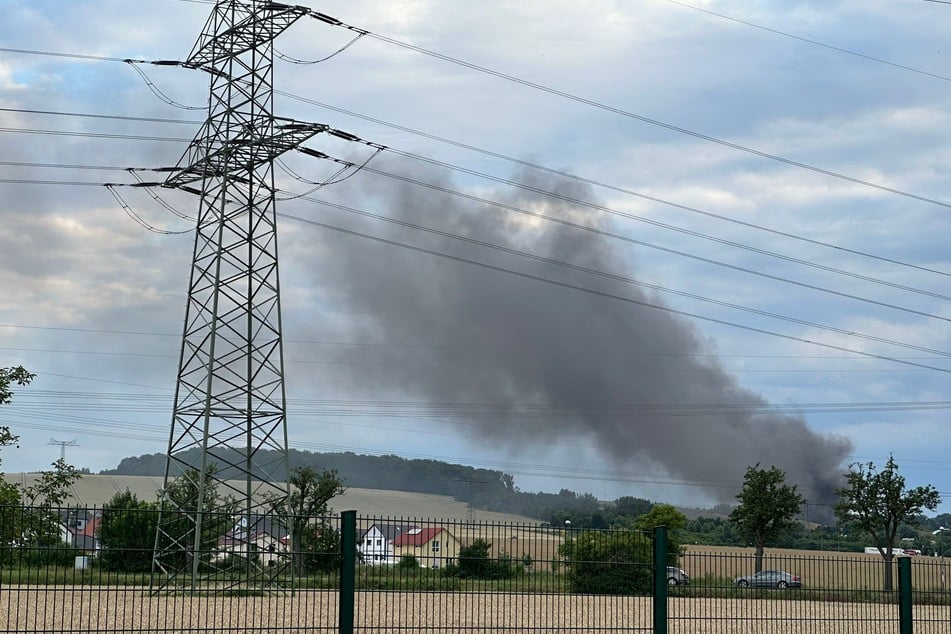 Eine dichte, dunkle Rauchwolke stieg den Himmel empor.