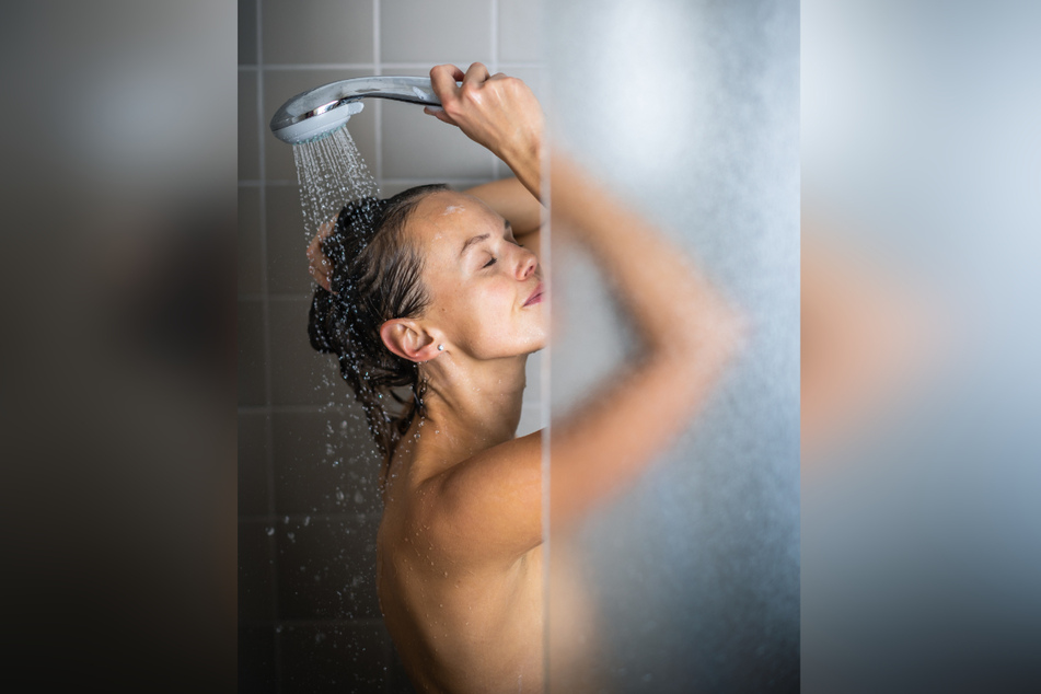 Wenn das warme Wasser zum Duschen vom Hausdach kommt: Dank des Warmwasserspeichers im Keller kann man auch nachts warm duschen.