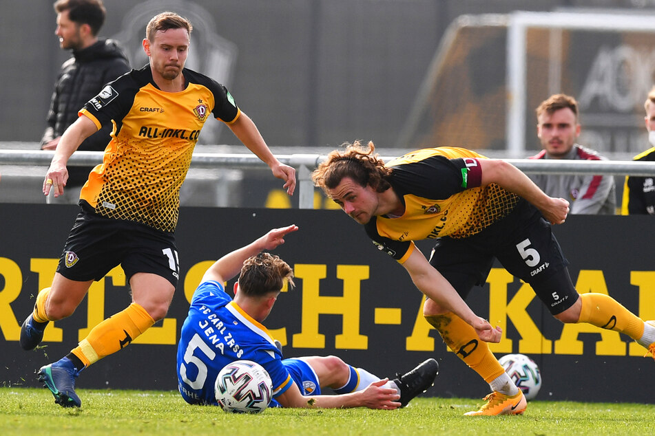 Den ersten Zweikampf gewonnen, den Blick auf den Ball gerichtet: Chris Löwe (links) setzte sich gegen den Jenenser Maximilian Osterhelweg durch. Es war Löwes erstes Spiel seit dem 20. Oktober.