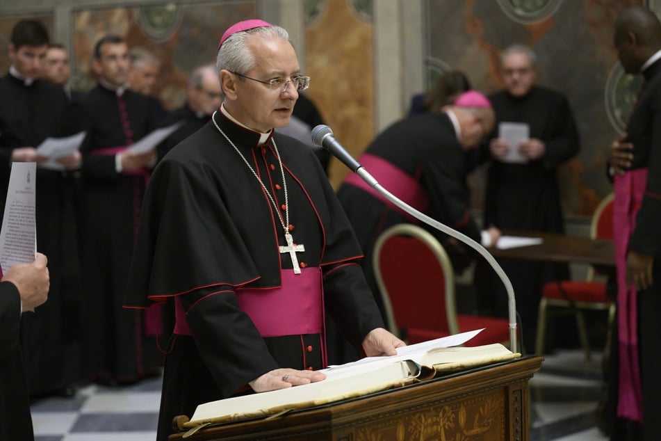 Monsignore Diego Ravelli, Leiter der päpstlichen Liturgie, während des Eides der Beamten und Teilnehmer des Konklaves im Vatikan.
