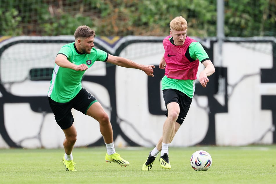 Erik Weinhauer (24, r., gegen Probespieler Maxim Gresler, 22) legte in der ersten Trainingswoche gleich richtig los.