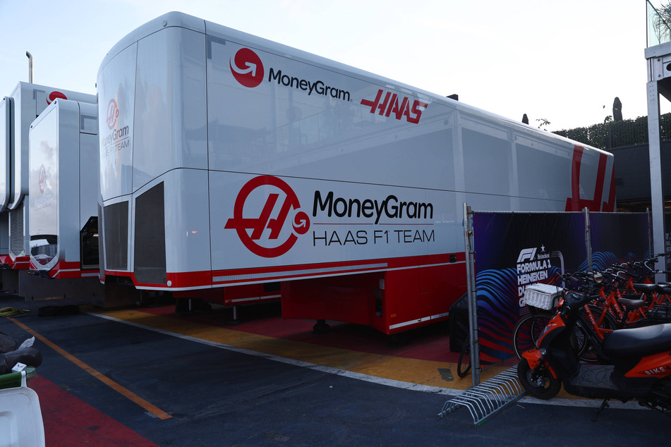 Die Trucks von Formel-1-Rennstall Haas bleiben auch nach dem Rennen in Zandvoort vorerst in den Niederlanden.