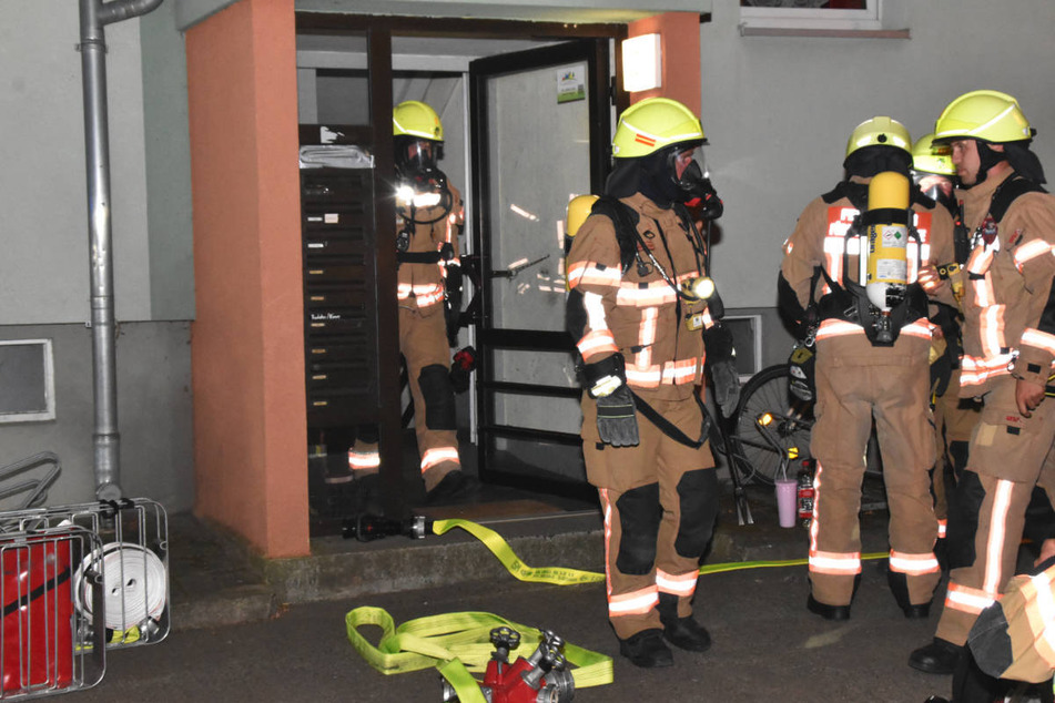 Einsatzkräfte der Feuerwehr mussten die Bewohner evakuieren.