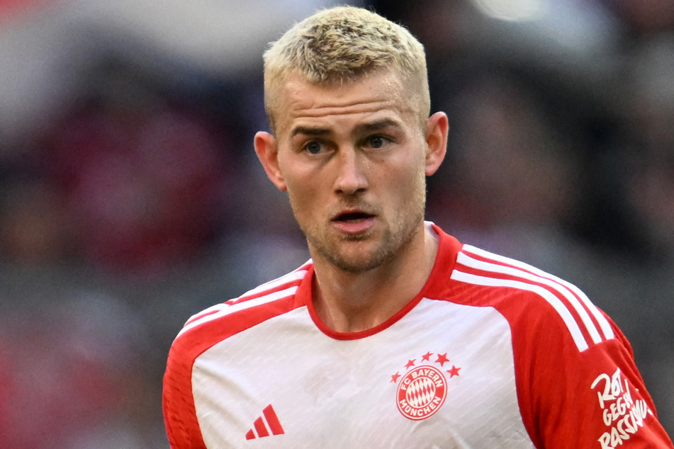 Matthijs de Ligt (24, FC Bayern) musste im DFB-Pokal gegen den 1. FC Saarbrücken vorzeitig das Feld verlassen. Der Niederländer hat sich verletzt.