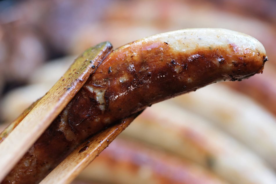 Diese Kurve macht Appetit: Frisch gegrillte Bratwürste warten am Samstag auf hungrige Abnehmer.