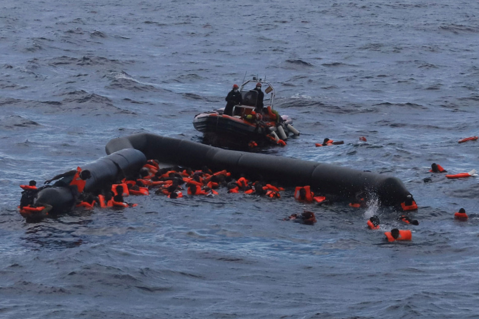 Libysche Flüchtlinge werden von Mitgliedern der spanischen Hilfsorganisation Open Arms nach einem Bootsunglück gerettet.