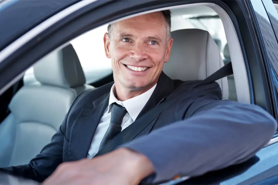 Mit Anzug am Steuer und Stil auf Tour bringt dieser Minijob zu den exklusivsten Zielen der Stadt.