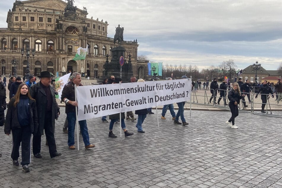 Die Demo zog um 13.23 Uhr vom Theaterplatz los.