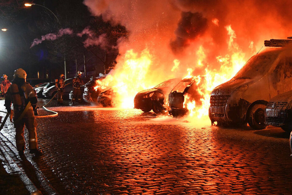 Die Feuerwehr war mit 22 Einsatzkräften vor Ort, um die Brände zu löschen.