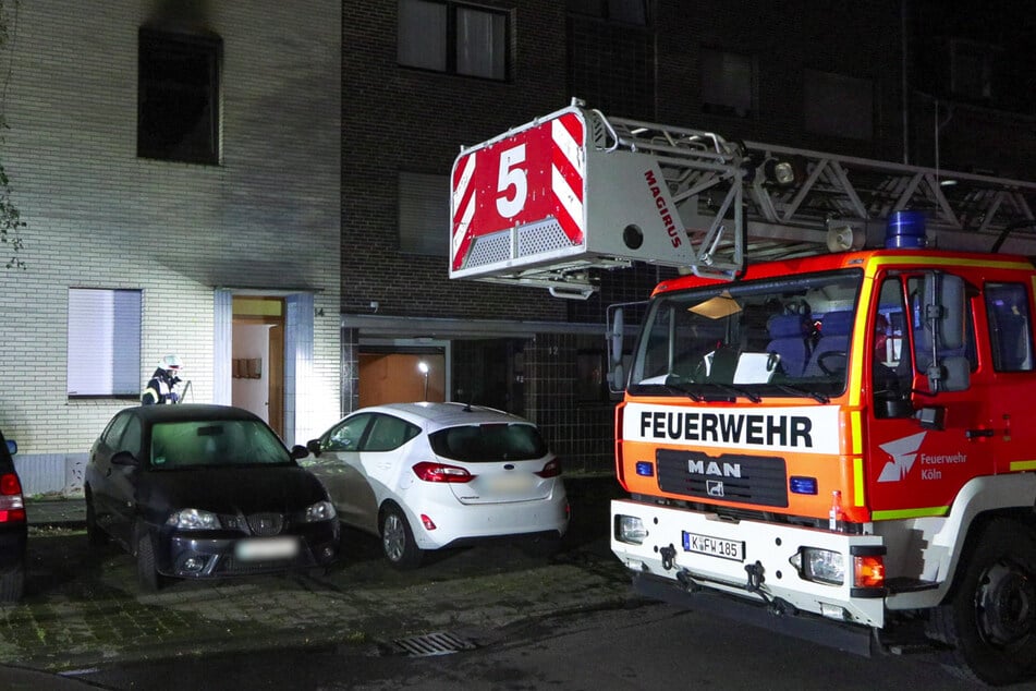 Feuerwehr und Rettungsdienst waren mit 44 Einsatzkräften und 15 Fahrzeugen vor Ort.