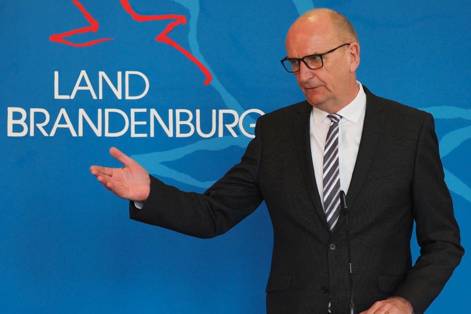 Brandenburgs Ministerpräsident Dietmar Woidke (59, SPD) teilte am Montag in Potsdam mit, er freue sich über die "Einladung zum Impfgipfel am kommenden Montag aus dem Kanzleramt".