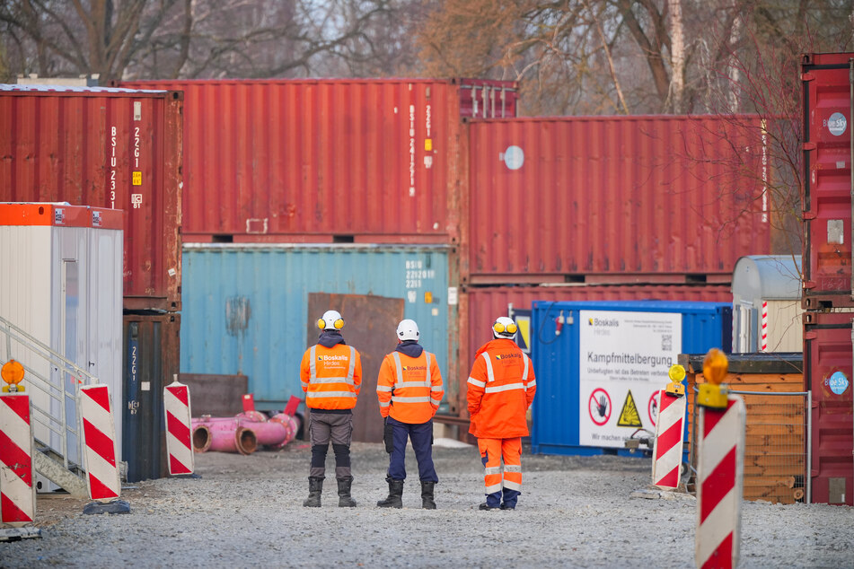 Eine Schutzwand aus Containern ist auf dem Grundstücks im Ortsteil Lehnitz gebaut, auf dem in mehr als fünf Metern Tiefe eine Weltkriegsbombe gefunden wurde.