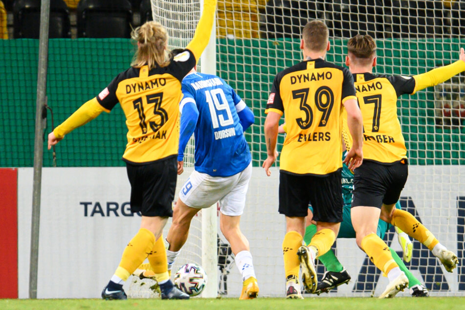 Darmstadts Serdar Dursun (2.v.l) erzielt gegen Dynamos Marvin Stefaniak (l-r), Kevin Ehlers, Torwart Kevin Broll und Maximilian Großer das Tor zum 0:3.