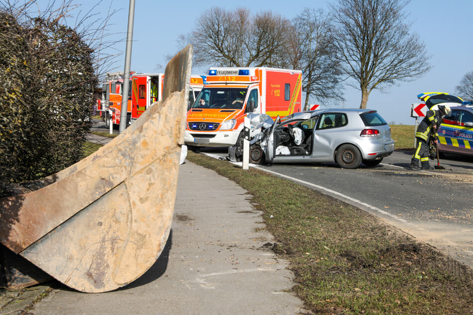 Die Schaufel ist in einer Kurve vom Lkw gefallen und hat ein entgegenkommendes Auto getroffen.