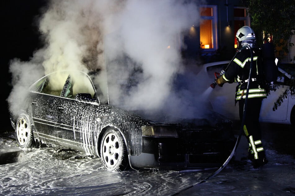 Leipzig: Täter zünden Reifen an: Auto geht in Leipzig in Flammen auf