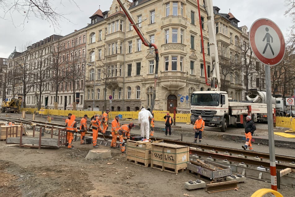 Bauarbeiter bei Gleisarbeiten entlang der Waldstraße. Mehr als 100 Meter sind bereits verlegt.