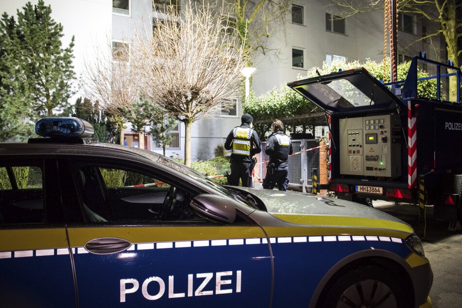 Polizisten sichern nach der Tat im März Spuren in und im Mehrfamilienhaus in Hamburg-Wilhelmsburg.