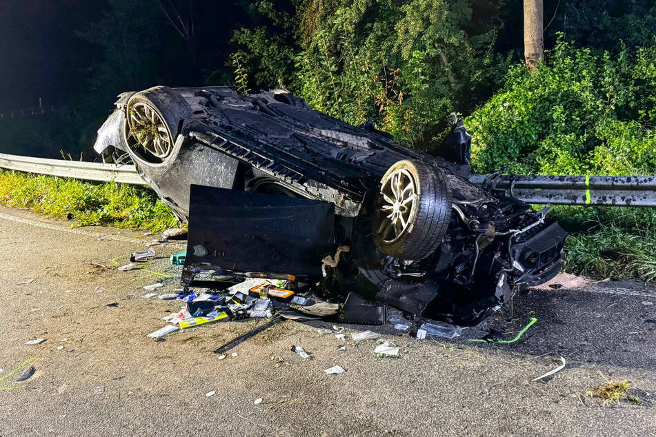Infolge des Crashs auf der B9 kam der BMW letztlich auf dem Dach zum Liegen.