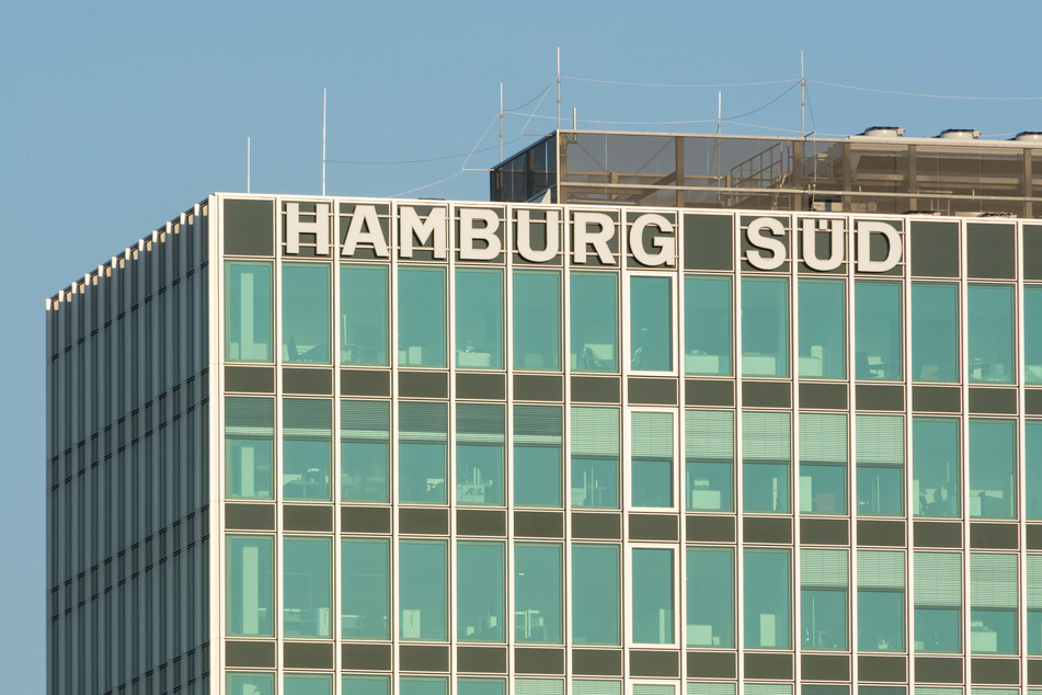 Verschwindet nach mehr als 50 Jahren: der Schriftzug "Hamburg Süd" auf dem Dach der ehemaligen Zentrale der Traditionsreederei.