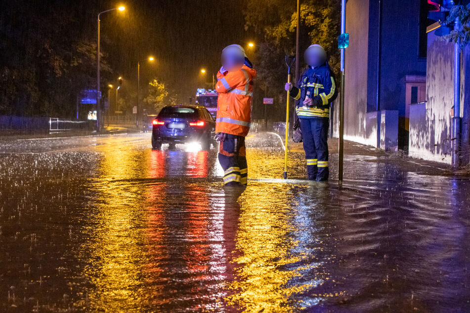 In Freiberg war die Feuerwehr im Einsatz und versuchte, die Straßen von den Wassermassen zu befreien.