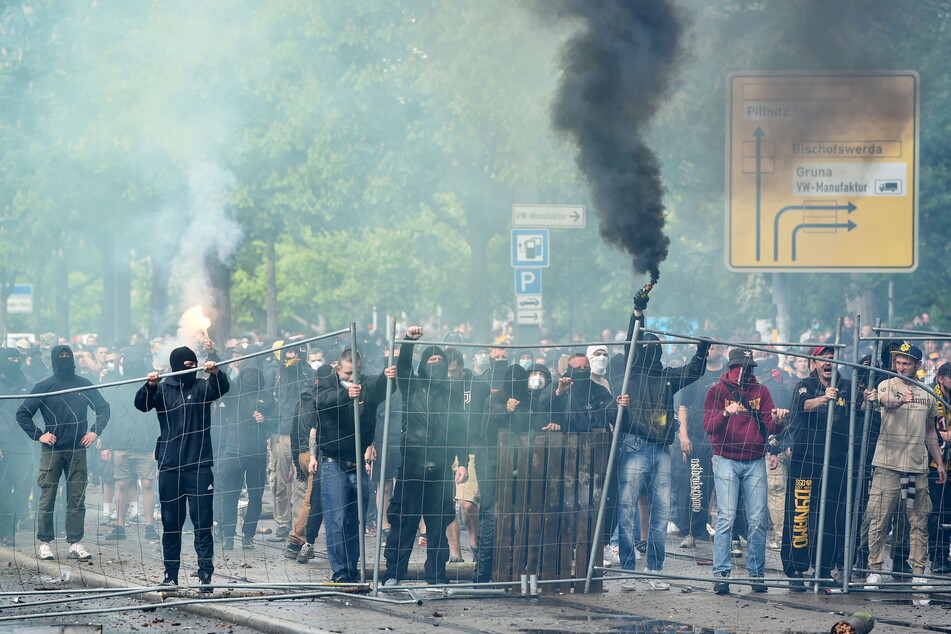 Die gewalttätigen Ausschreitungen vorm Stadion sorgten im Mai für mehr Schlagzeilen als der geglückte Aufstieg von Dynamo.
