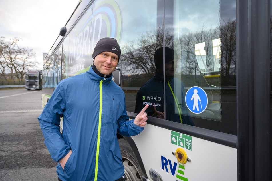 Busfahrer Heiko Martin (48) freut es, mit den umweltfreundlicheren Hybridbussen Fahrgäste von A nach B zu transportieren.