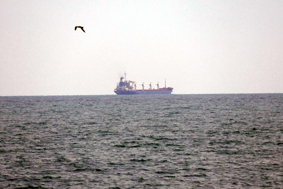 Ein unter der Flagge von Sierra Leone fahrende Frachtschiff Razoni mit 26.000 Tonnen ukrainischem Getreide an Bord verlässt den Hafen in der Region Odessa.