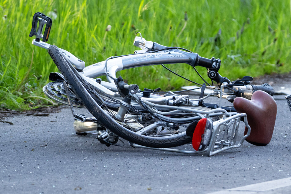 Das Foto zeigt ein völlig zerstörtes Fahrrad - auf der L3132 zwischen Gießen und Pohlheim kam es am gestrigen Sonntagabend zu einem tödlichen Unfall.
