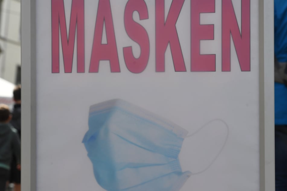 Stralsund: "Masken" steht auf einem Schild in einem Geschäft in der Innenstadt.