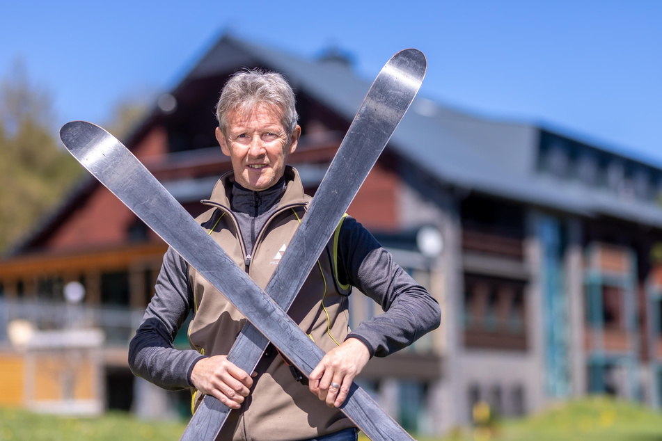 Skisprung-Idol Jens Weißflog (57) begrüßt seine Sommer-Gäste in Oberwiesenthal.