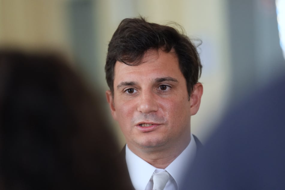 Hensel-Anwalt Philip von der Meden widersprach der Darstellung von Christina Block in einem kurzen Presse-Statement vor Ort.