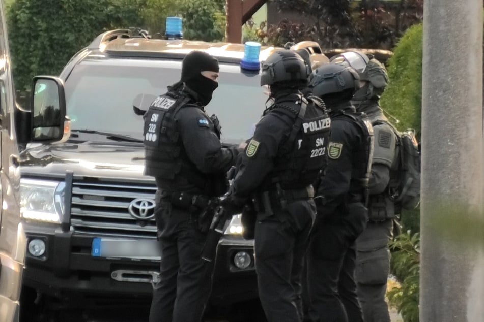 Spezialeinsatzkräfte durchsuchen am frühen Morgen ein Einfamilienhaus im sächsischen Annaberg-Buchholz.