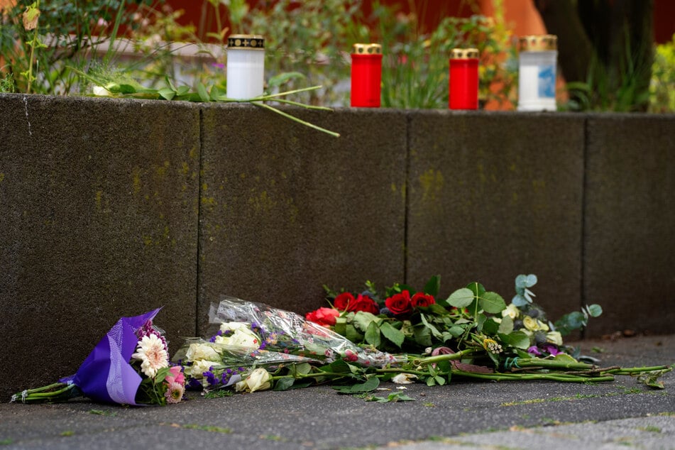 Mittlerweile haben viele Menschen Kerzen und Blumen am Tatort in der Kelkheimer Innenstadt abgelegt.