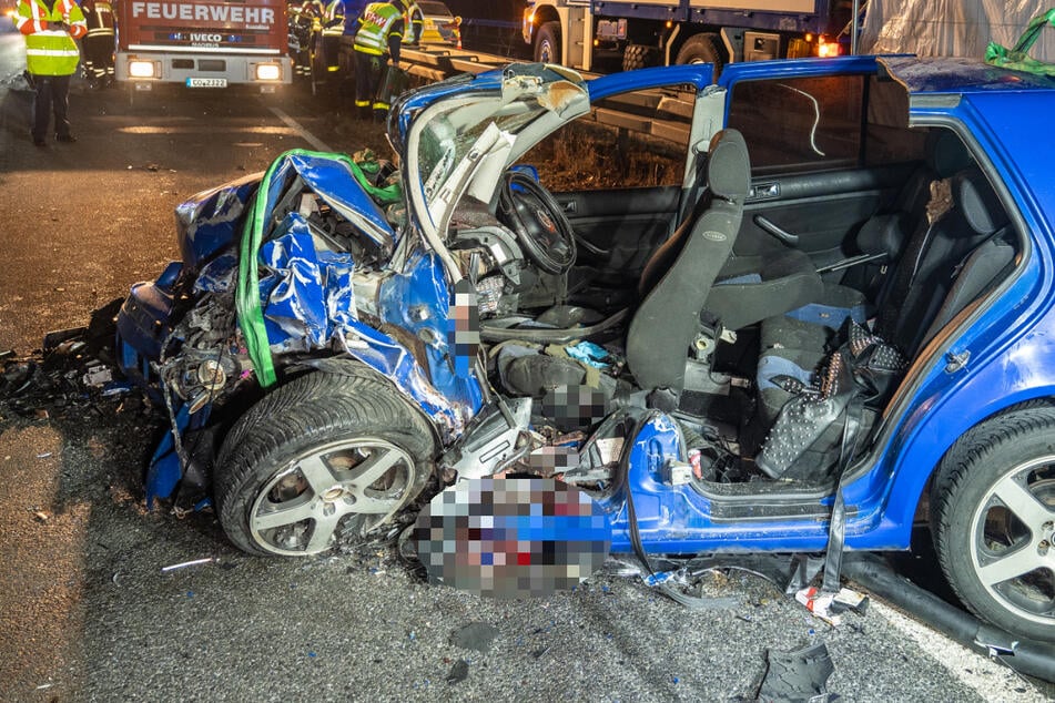 Auf der B4 in Bayern ist es zu einem tödlichen Unfall gekommen, eine Autofahrerin (†18) frontal mit einem Mercedes zusammengestoßen.