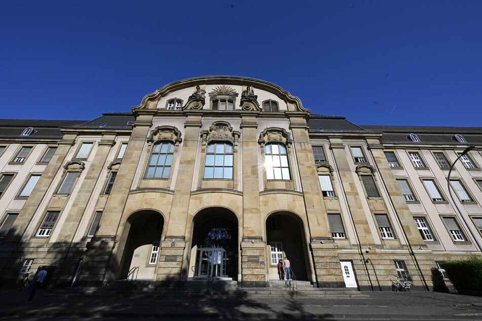 Ein 53 Jahre alter Mann soll eine Zahnärztin aus Mönchengladbach ausgeplündert haben. Nun steht er vor dem Landgericht. (Symbolbild)