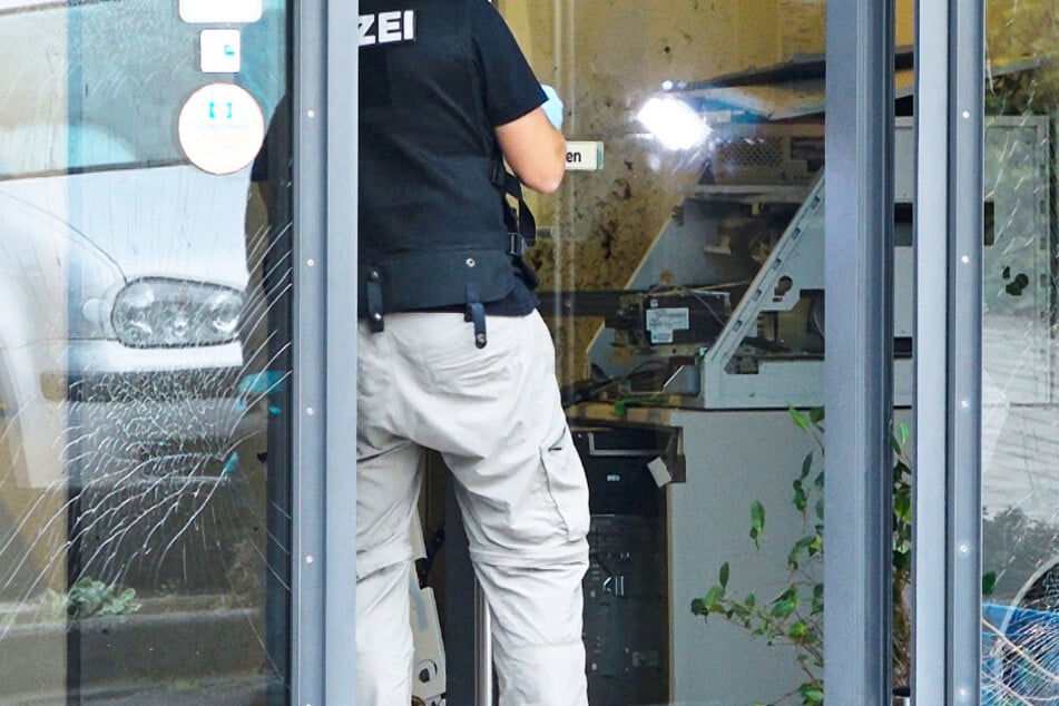 Die Täter sprengten den Geldautomaten offenbar mit Gas und erbeuteten Bargeld in noch unbekannter Höhe.