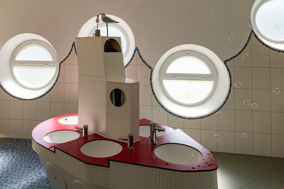 Das Leben auf dem Campingplatz ist leicht. Mit der Seifenblasenmaschine in der Kindertoilette wird es gleich noch ein bisschen leichter.